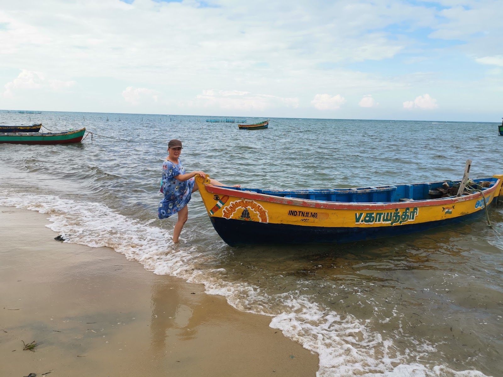 Foto von Bluewaters Paradise Mandapam Beach mit beiger sand Oberfläche