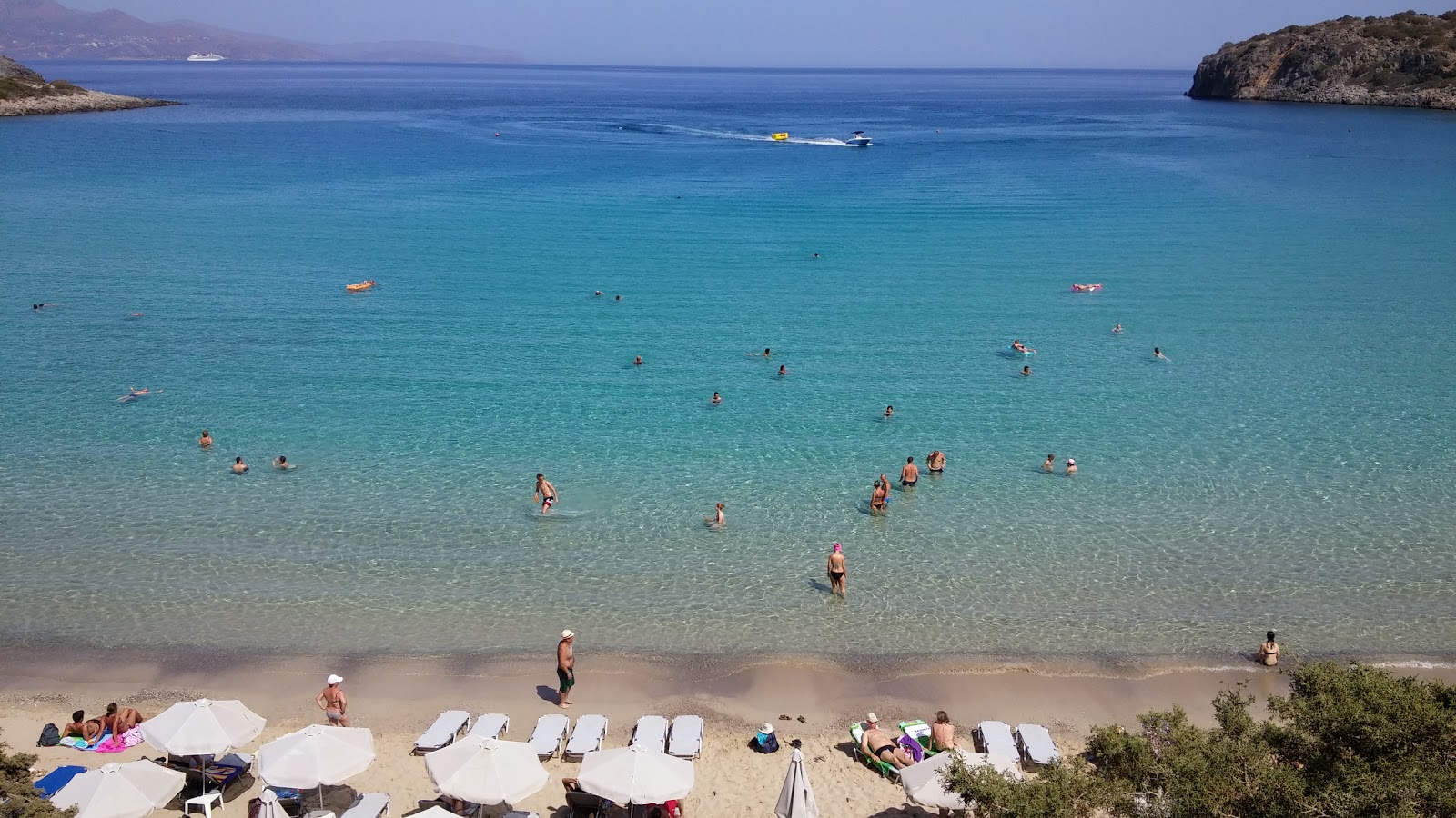 Foto van Voulismatos Strand met turquoise puur water oppervlakte