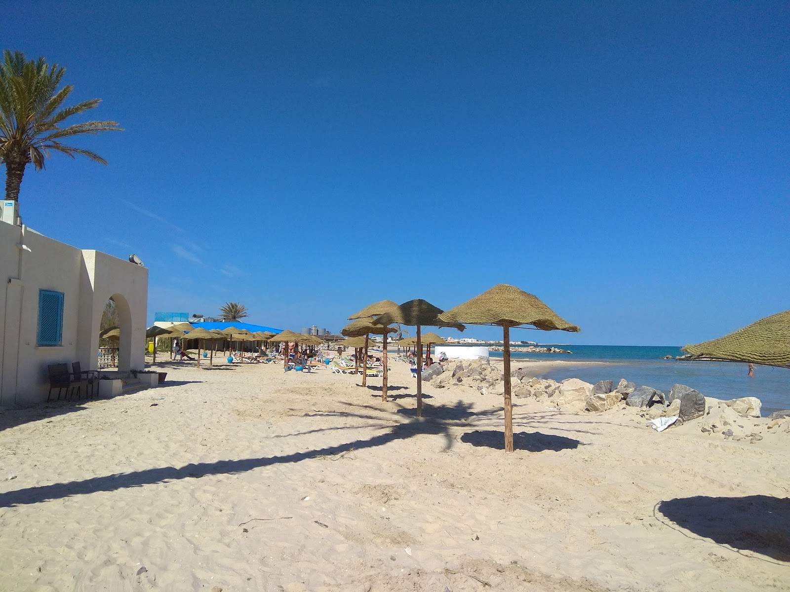 Fotografija Plage Beni khiar II z svetel fin pesek površino