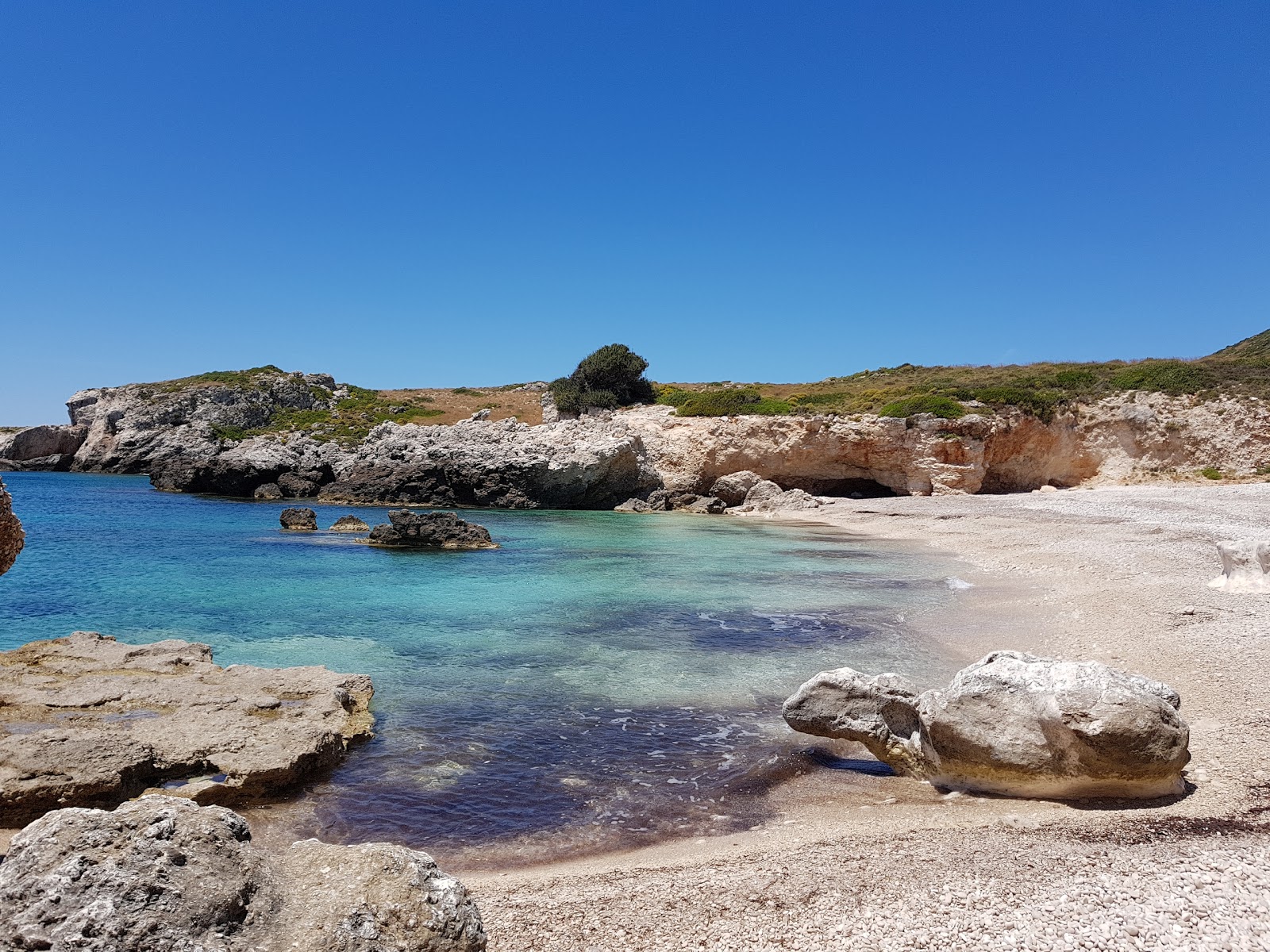 Photo de Paralia Lagkadakia avec plusieurs petites baies