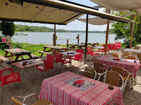 Atmosphère du Restaurant français Auberge du Lac à Saint-Fargeau - n°3