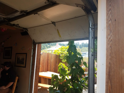 Bar & Grill «Snug Harbor Bar and Grill», reviews and photos, 5001 SW Hwy 101, Lincoln City, OR 97367, USA