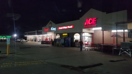 Food King, 100 E Colonial Pkwy, Devine, TX 78016, USA, 