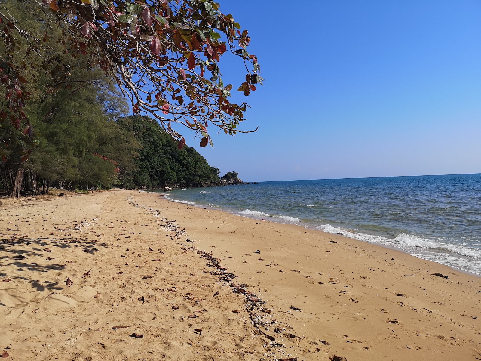 Φωτογραφία του Ao Krathing Beach με μπεζ άμμος επιφάνεια