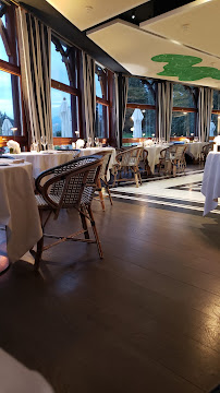Atmosphère du Restaurant La Véranda - Hôtel Royal à Évian-les-Bains - n°6