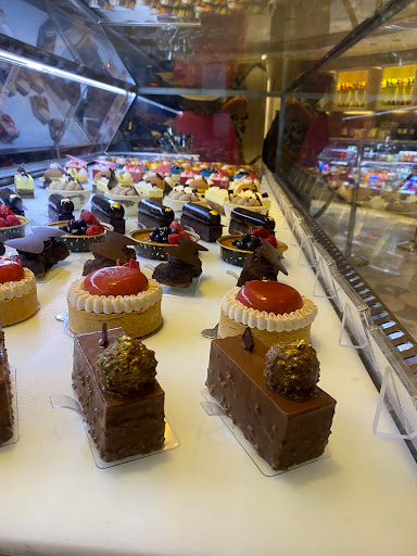 Shopping Mall «Fontainebleau Shops», reviews and photos, 4441 Collins Ave, Miami Beach, FL 33140, USA