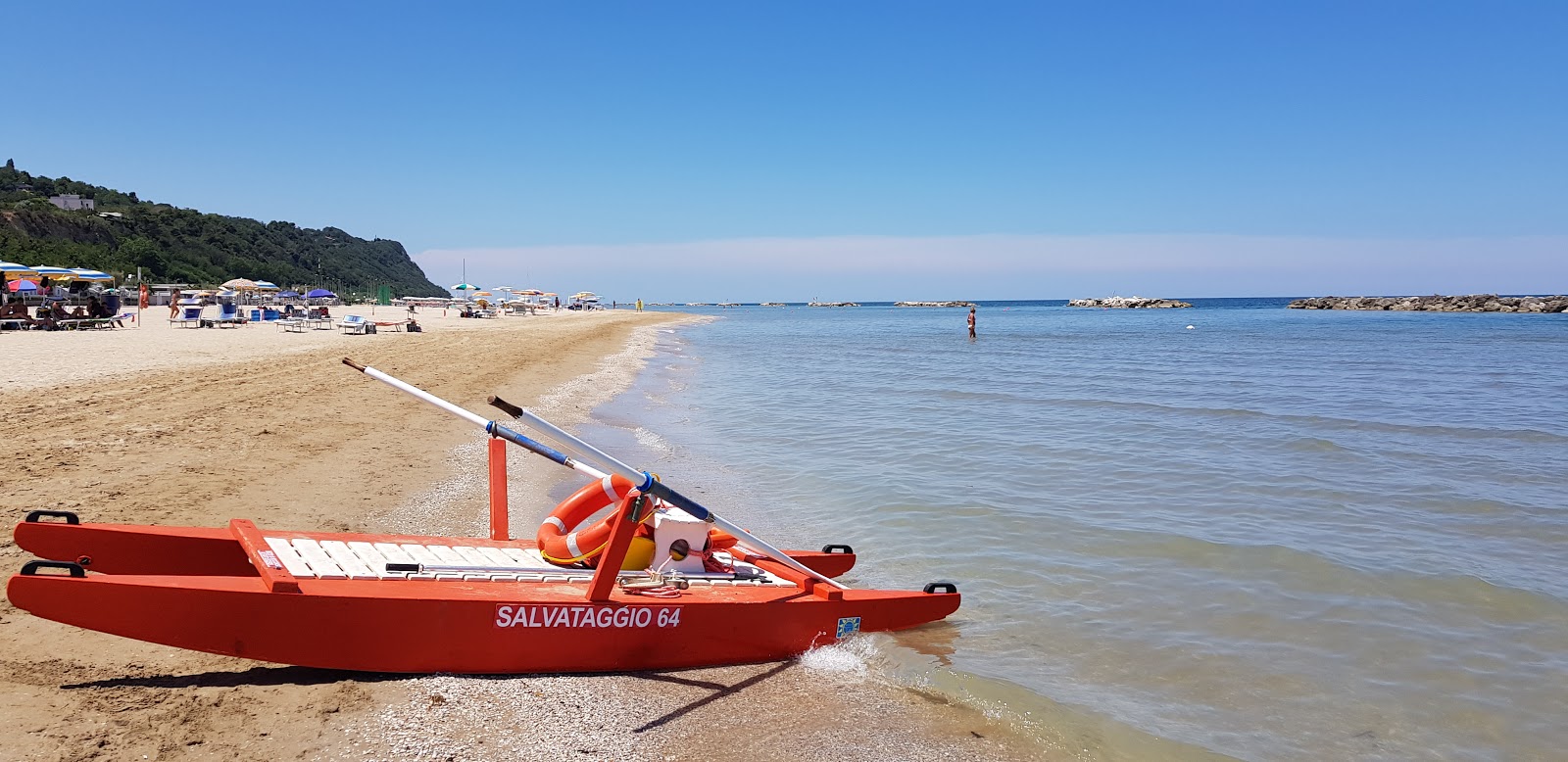 Fotografie cu Oasi Beach cu o suprafață de nisip beige