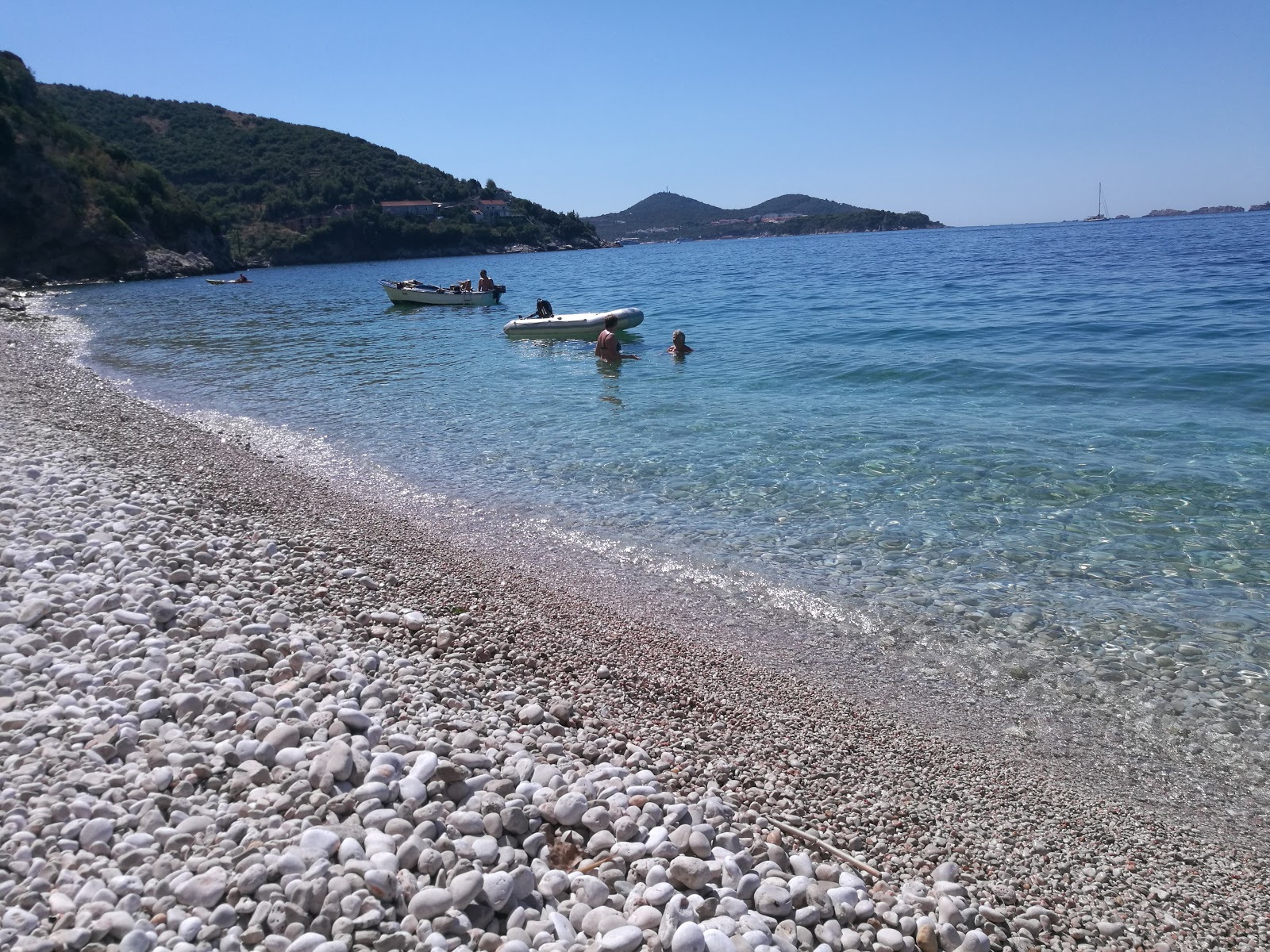 Tri brata beach'in fotoğrafı dağlarla çevrili
