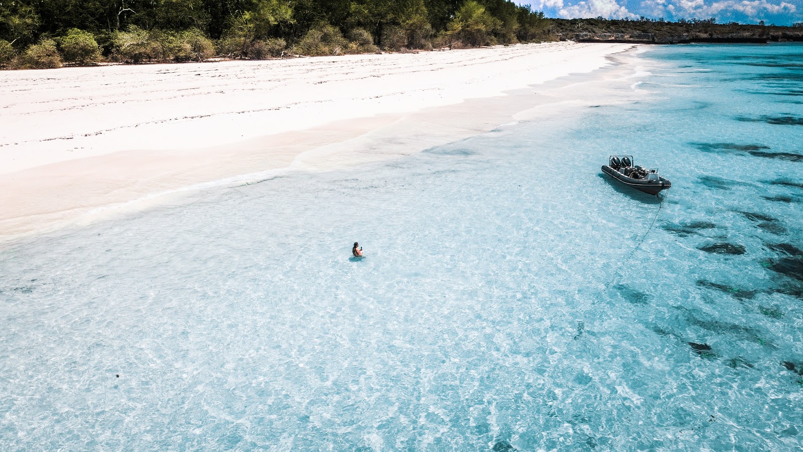 Foto van Mbuyuni Strand met fijne witte zand oppervlakte