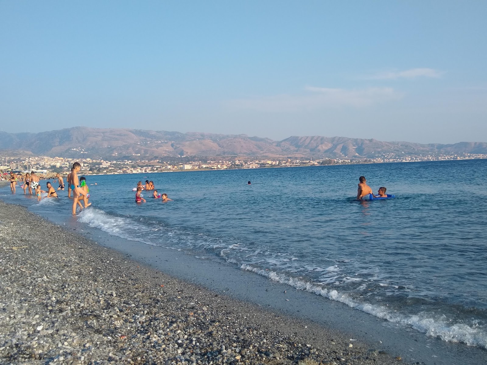 Spiaggia La Sorgente'in fotoğrafı - rahatlamayı sevenler arasında popüler bir yer