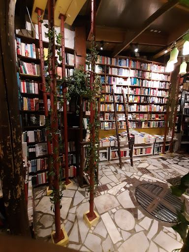 Bookstores open on Sundays Paris