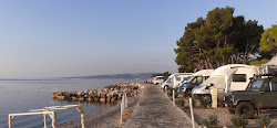 Karaka beach'in fotoğrafı - rahatlamayı sevenler arasında popüler bir yer