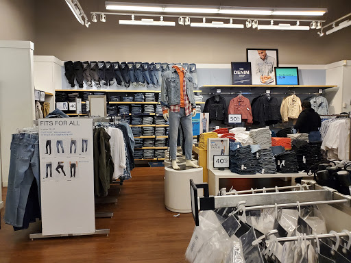 Clothing Store «Gap Outlet», reviews and photos, 640 Bergen Town Center, Paramus, NJ 07652, USA