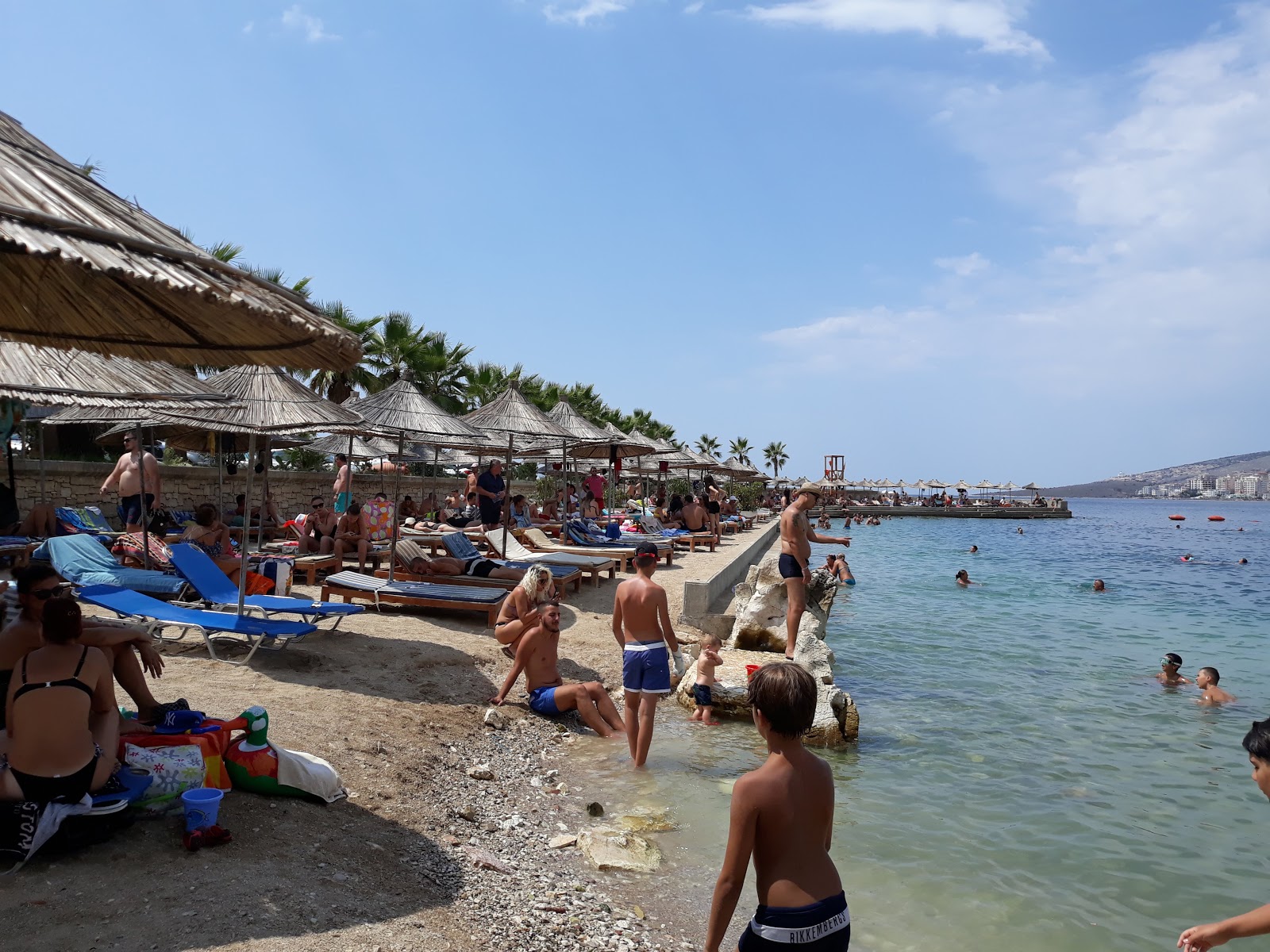 Saranda beach IV'in fotoğrafı uçurumlarla desteklenmiş