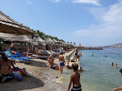 Saranda beach IV'in fotoğrafı uçurumlarla desteklenmiş
