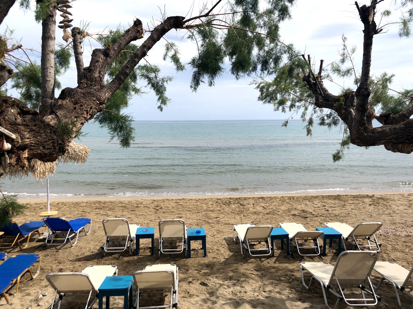 Foto von Makry-Gialos beach und die siedlung