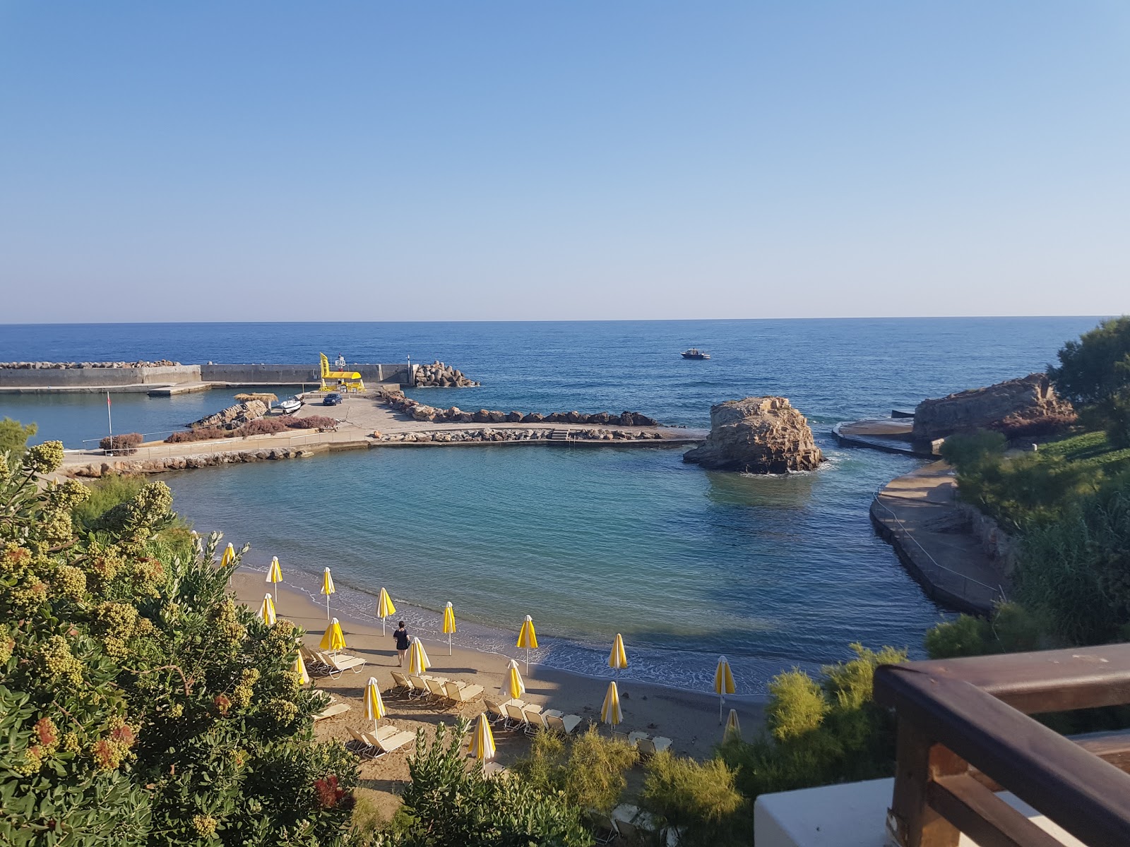 Foto di Lianos Kavos con una superficie del sabbia marrone
