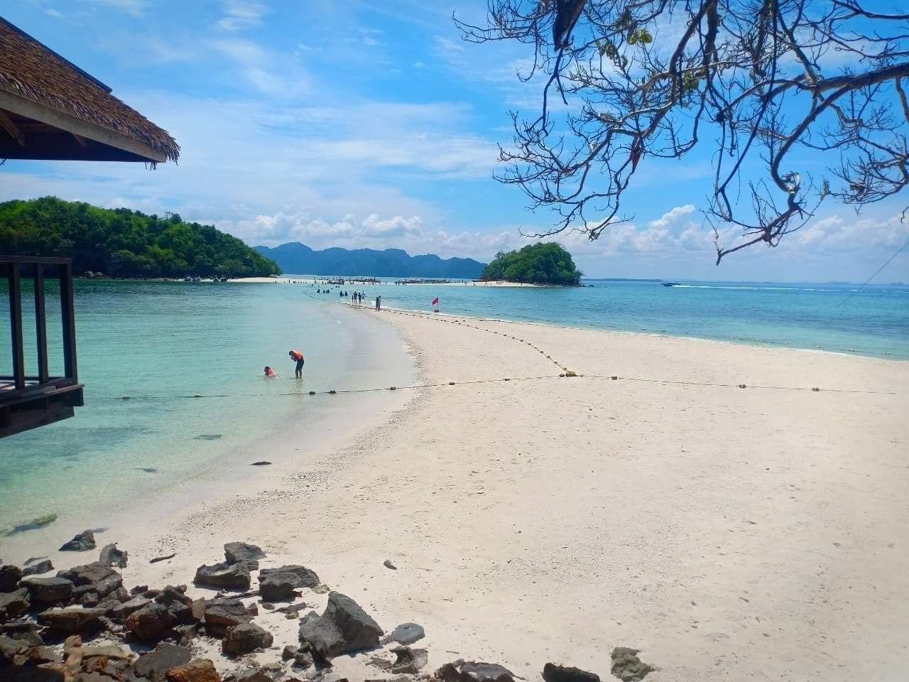 Foto de Nopharat Thara Beach com água cristalina superfície