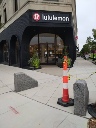 lululemon, 101 S Old Woodward Ave, Birmingham, MI 48009, USA, 