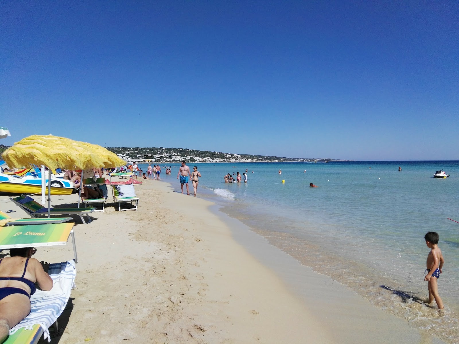 Foto von Strand von Pescoluse mit heller feiner sand Oberfläche
