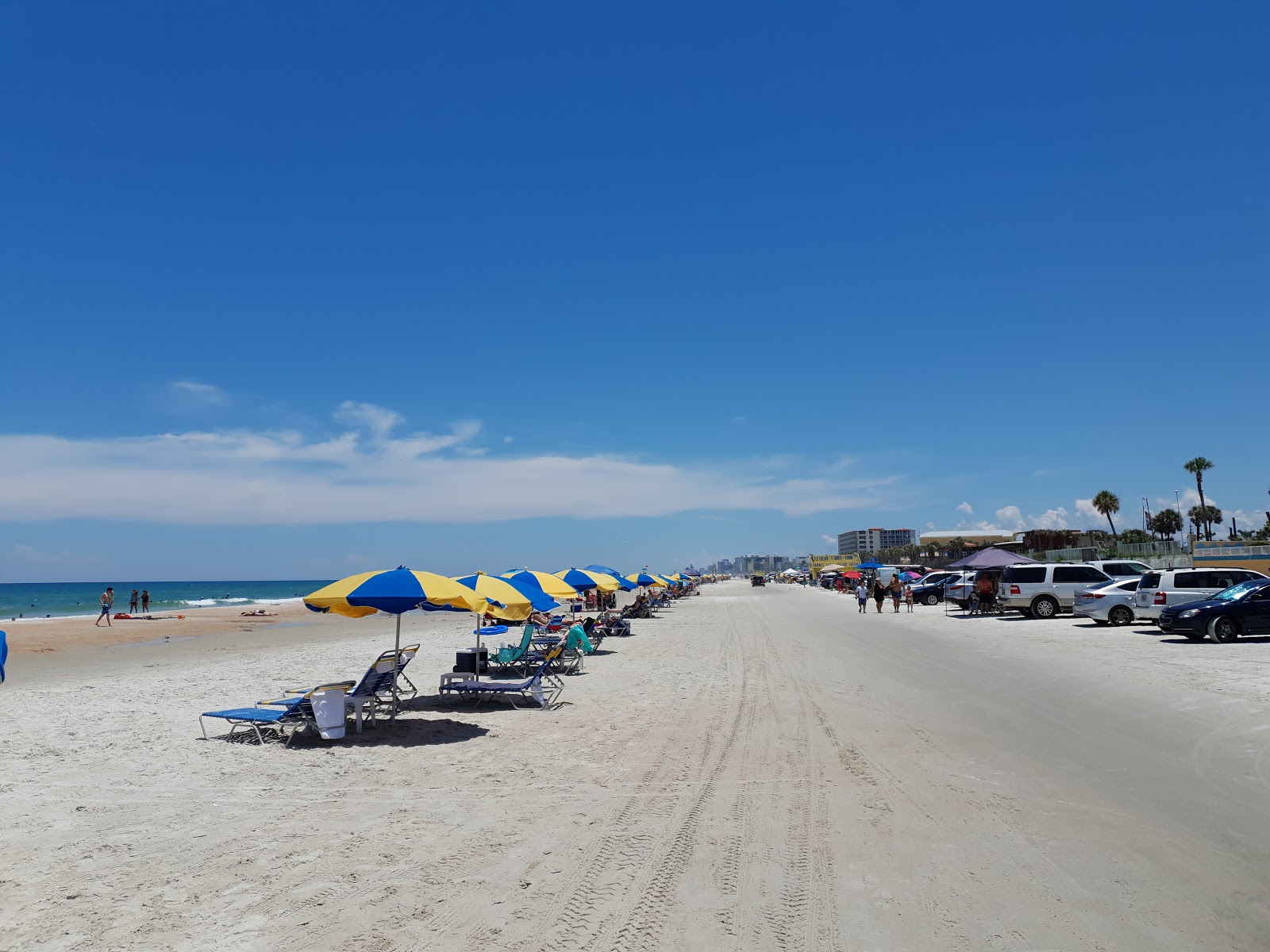 Photo de Daytona beach avec l'eau turquoise de surface