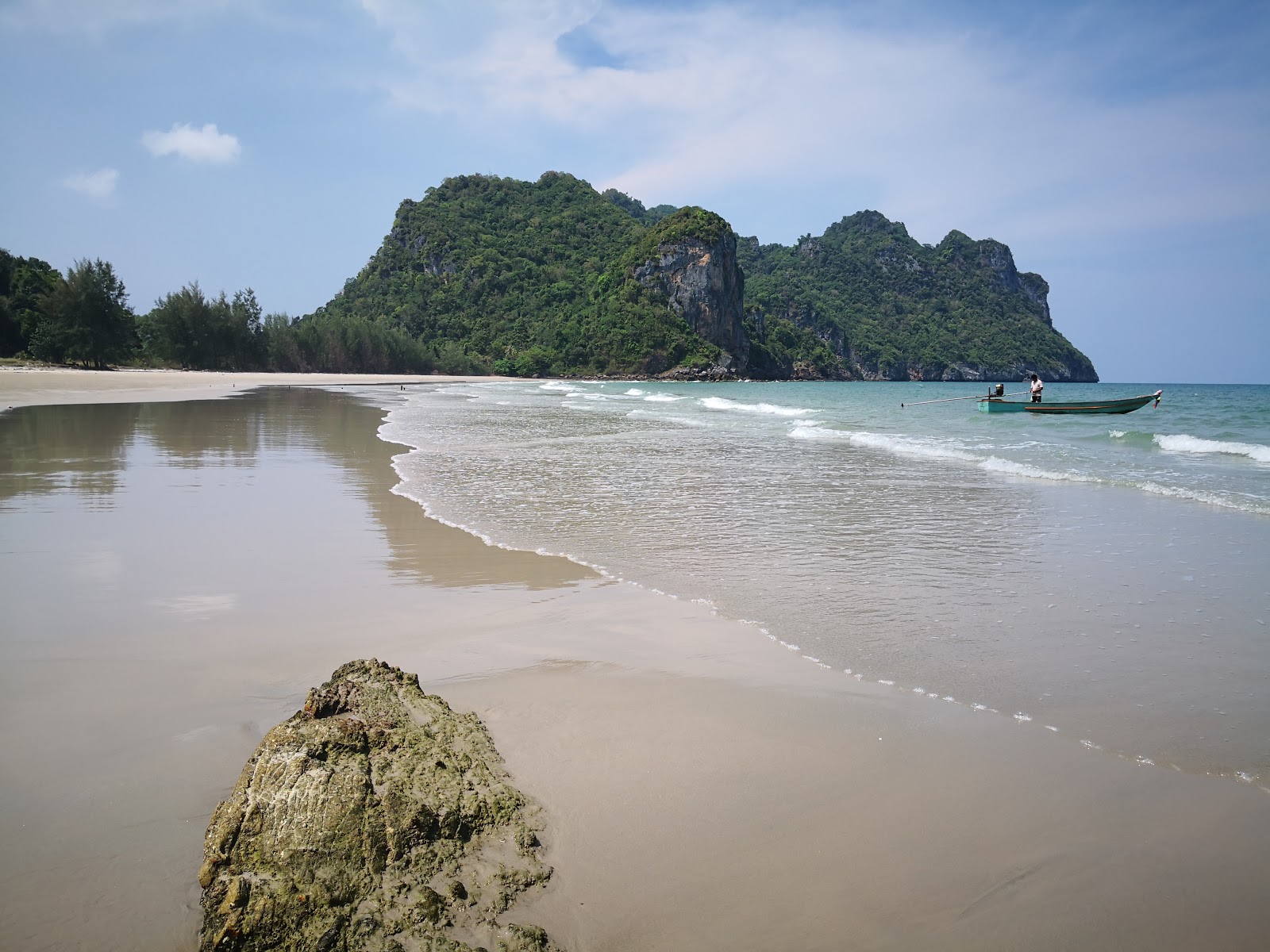 Foto di Thung Yang Beach con una superficie del sabbia luminosa