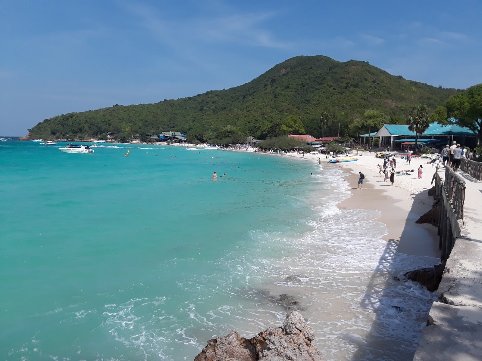Tien Beach'in fotoğrafı parlak kum yüzey ile