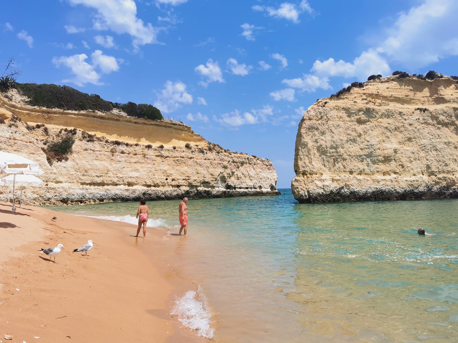 Foto von Strand Cova Redonda und die siedlung
