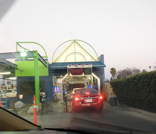 Ride & Shine Express Car Wash en Fresno