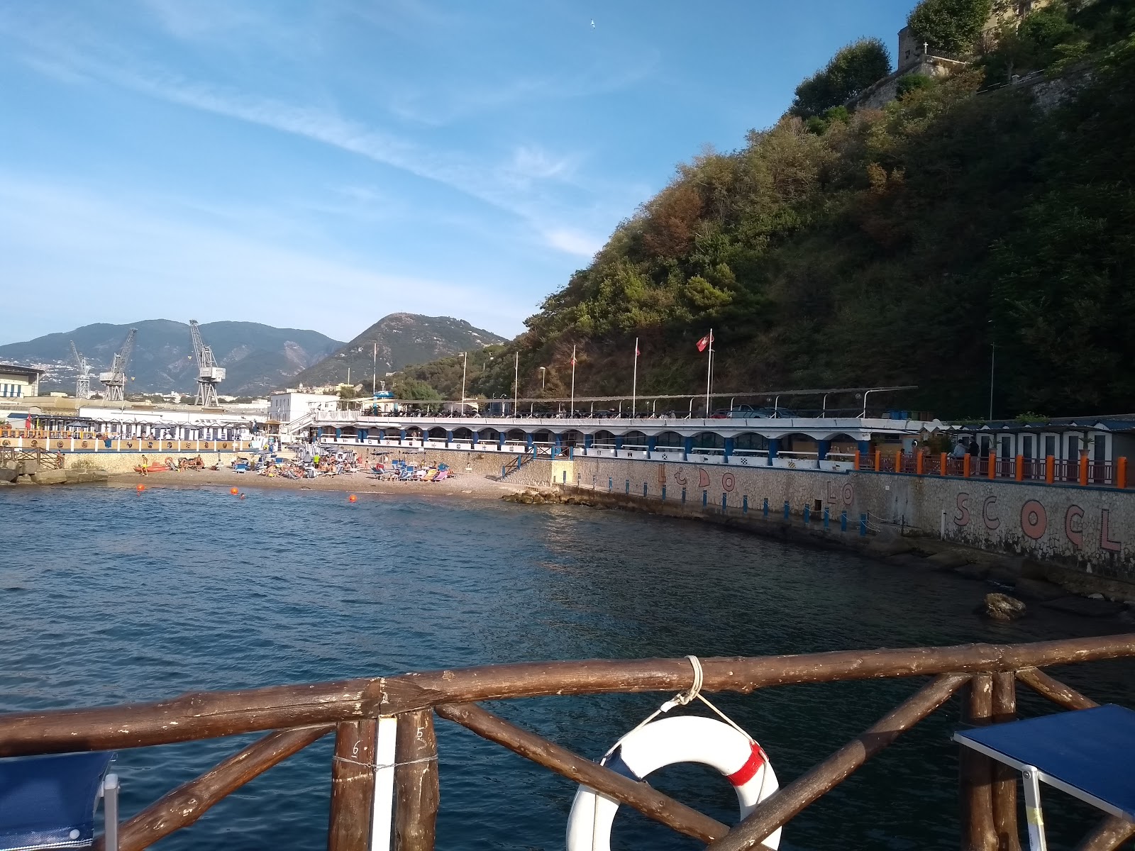 Foto van Lido Lo Scoglio met blauw water oppervlakte