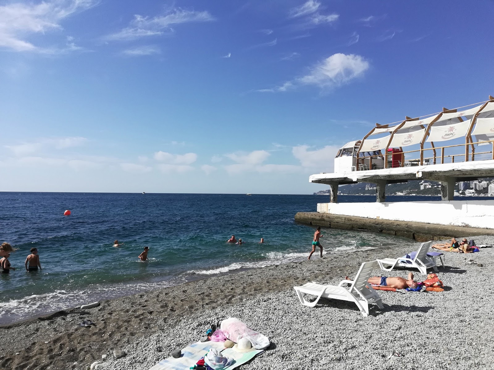 Massandra beach'in fotoğrafı uçurumlarla desteklenmiş