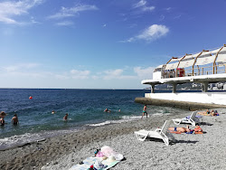 Massandra beach'in fotoğrafı uçurumlarla desteklenmiş