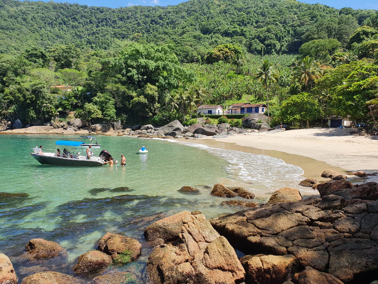 Foto van Praia Saco das Bananas met turquoise puur water oppervlakte