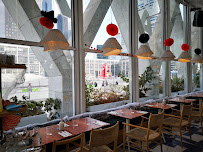 Atmosphère du Yaya La Défense - Restaurant Grec & Bar à cocktails à Puteaux - n°3