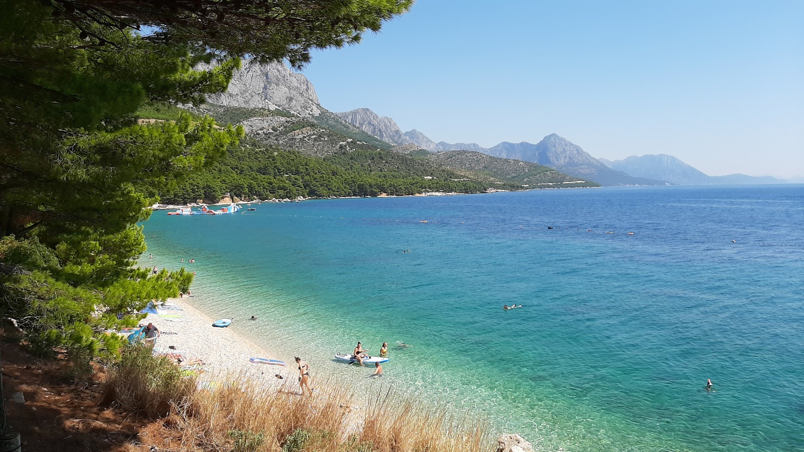 Foto di Dole beach con una superficie del ciottoli beige
