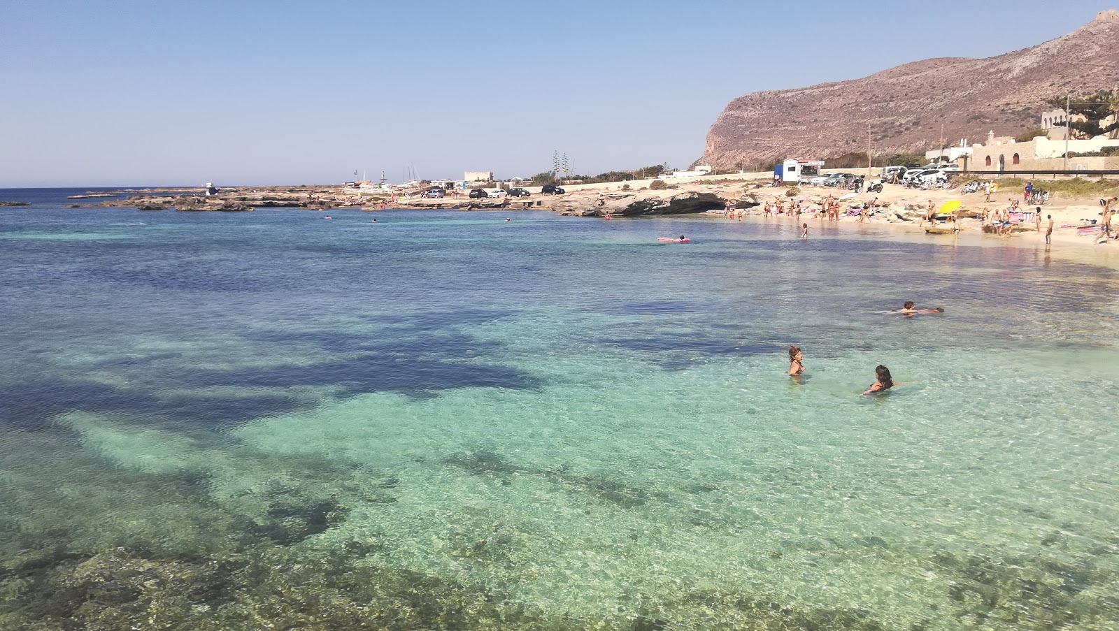 Foto di Spiaggia Di Calamoni e l'insediamento