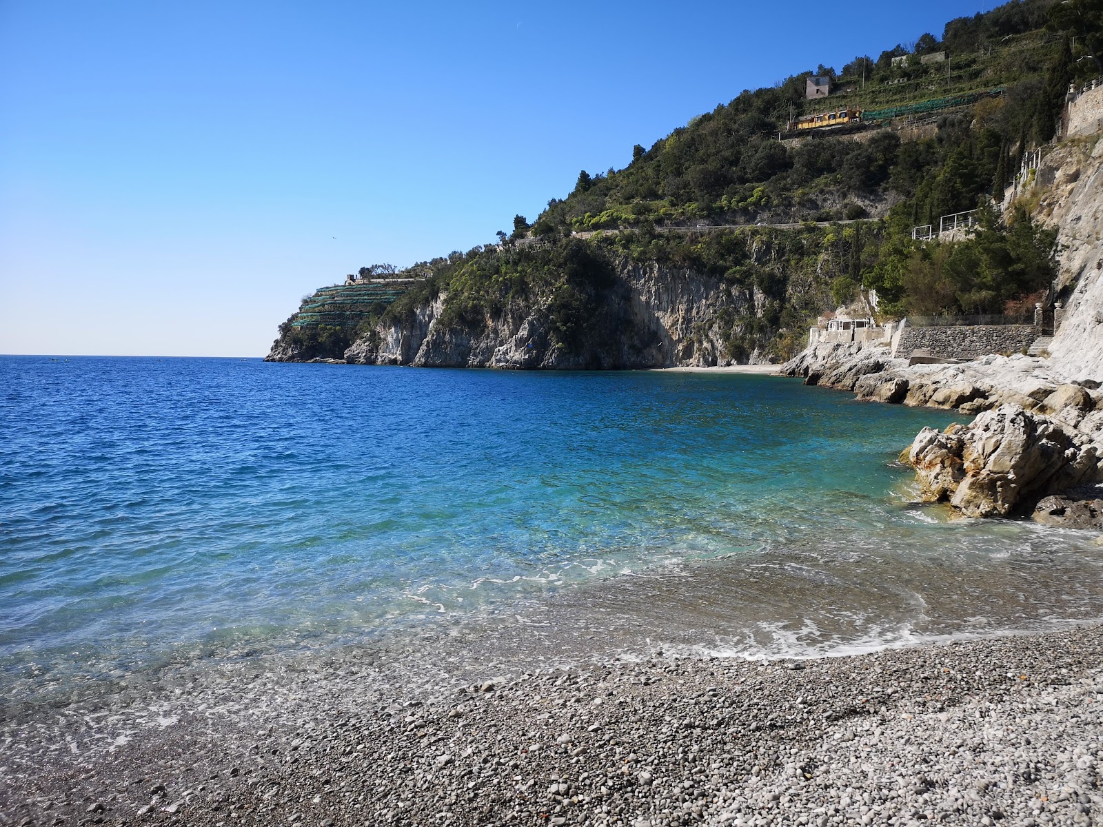 Porto di Cetara beach的照片 带有蓝色纯水表面