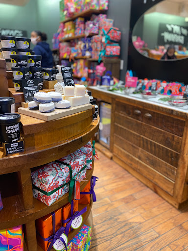 Cosmetics Store «Lush Cosmetics», reviews and photos, 7101 Democracy Blvd, Bethesda, MD 20817, USA