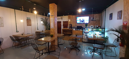 MAVI - Café & Grill - Calle Universidad 7, Manta, Ecuador