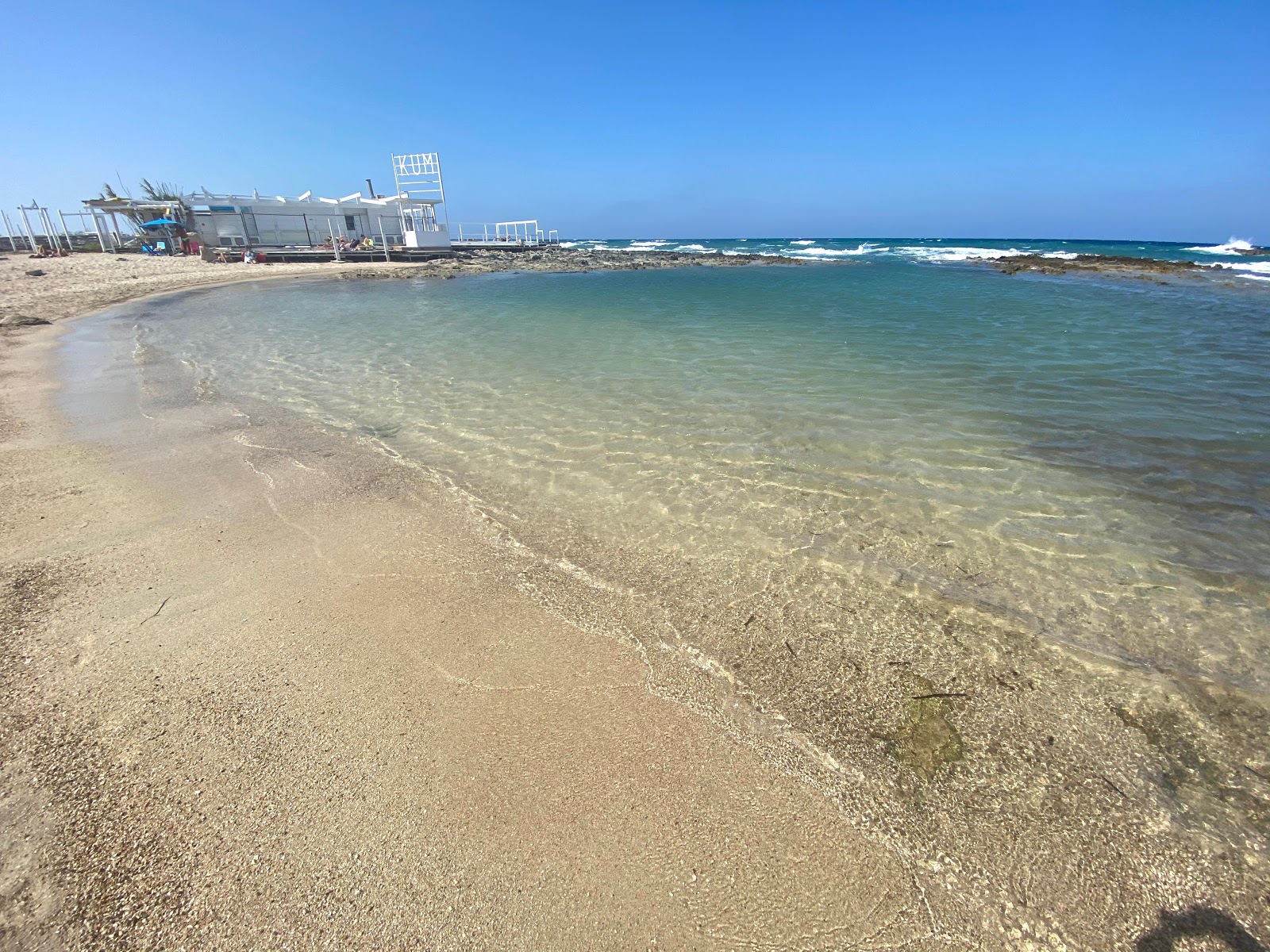 Valokuva Kum beachista. puhtaustasolla keskipitkä