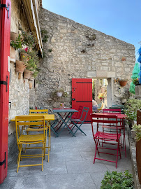 Atmosphère du Restaurant 𝑂 𝐵𝑎𝑢𝑥 𝐽𝑎𝑟𝑑𝑖𝑛 (𝓵'𝓞𝓾𝓼𝓽𝓪𝓾 𝓭𝓮 𝓣𝓱𝓮𝓻𝓮𝓼𝓮) à Les Baux-de-Provence - n°2