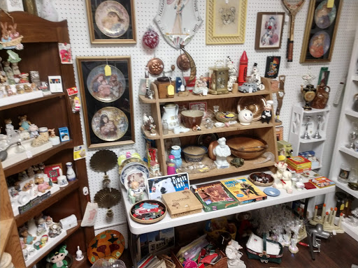 Shopping Mall «Town Peddler Craft and Antique Mall», reviews and photos, 35323 Plymouth Rd, Livonia, MI 48150, USA
