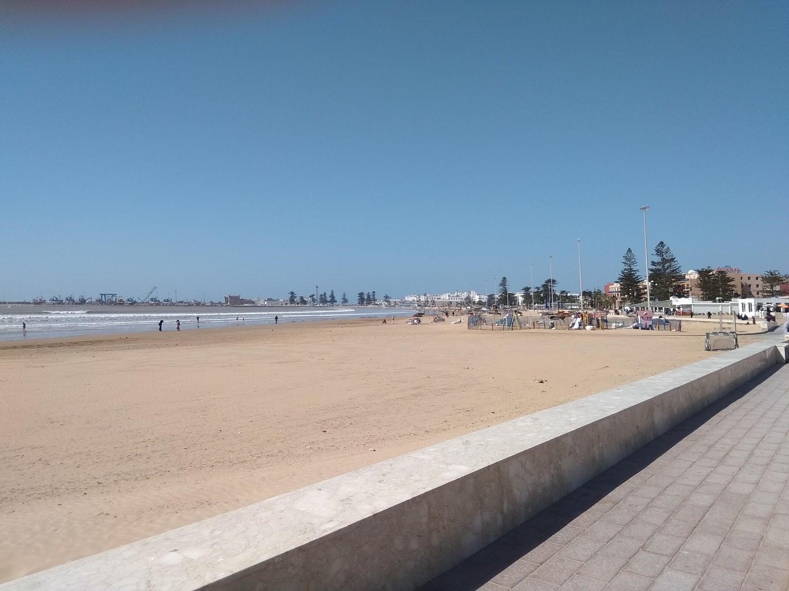 Foto van Strand van Essaouira met recht en lang