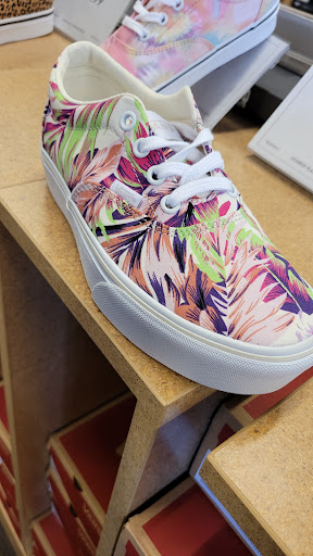 Shoe Store «DSW Designer Shoe Warehouse», reviews and photos, 23171 W Outer Dr, Allen Park, MI 48101, USA