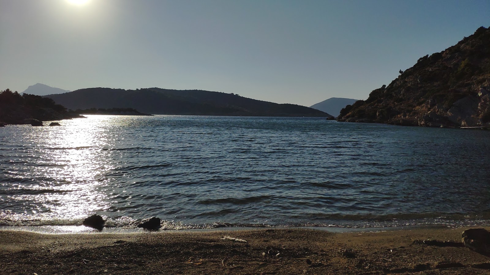 Foto di Gerolimani Poros con una superficie del acqua cristallina