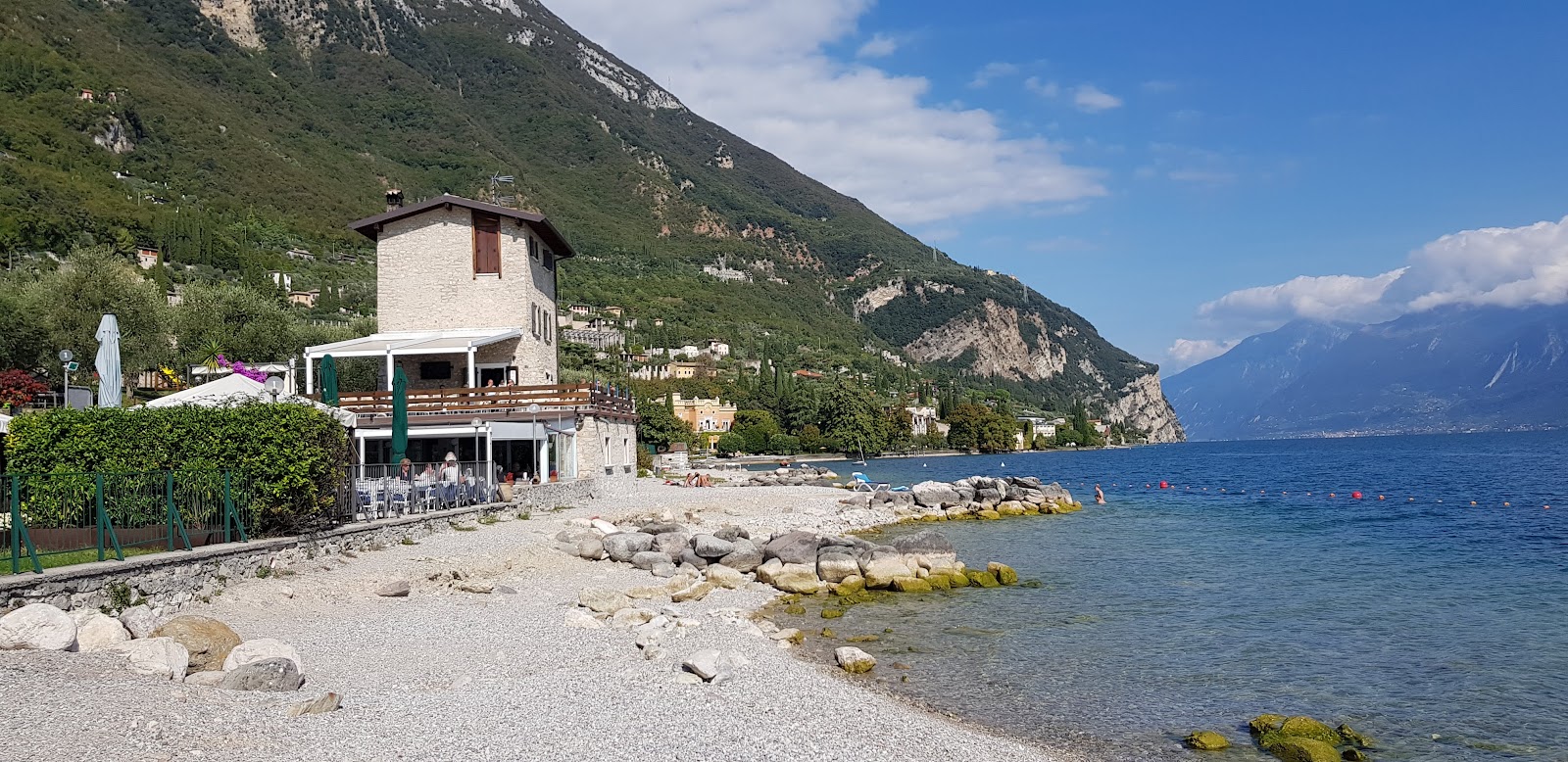 Fotografija Spiaggia di Via Fontanella z sivi kamenček površino