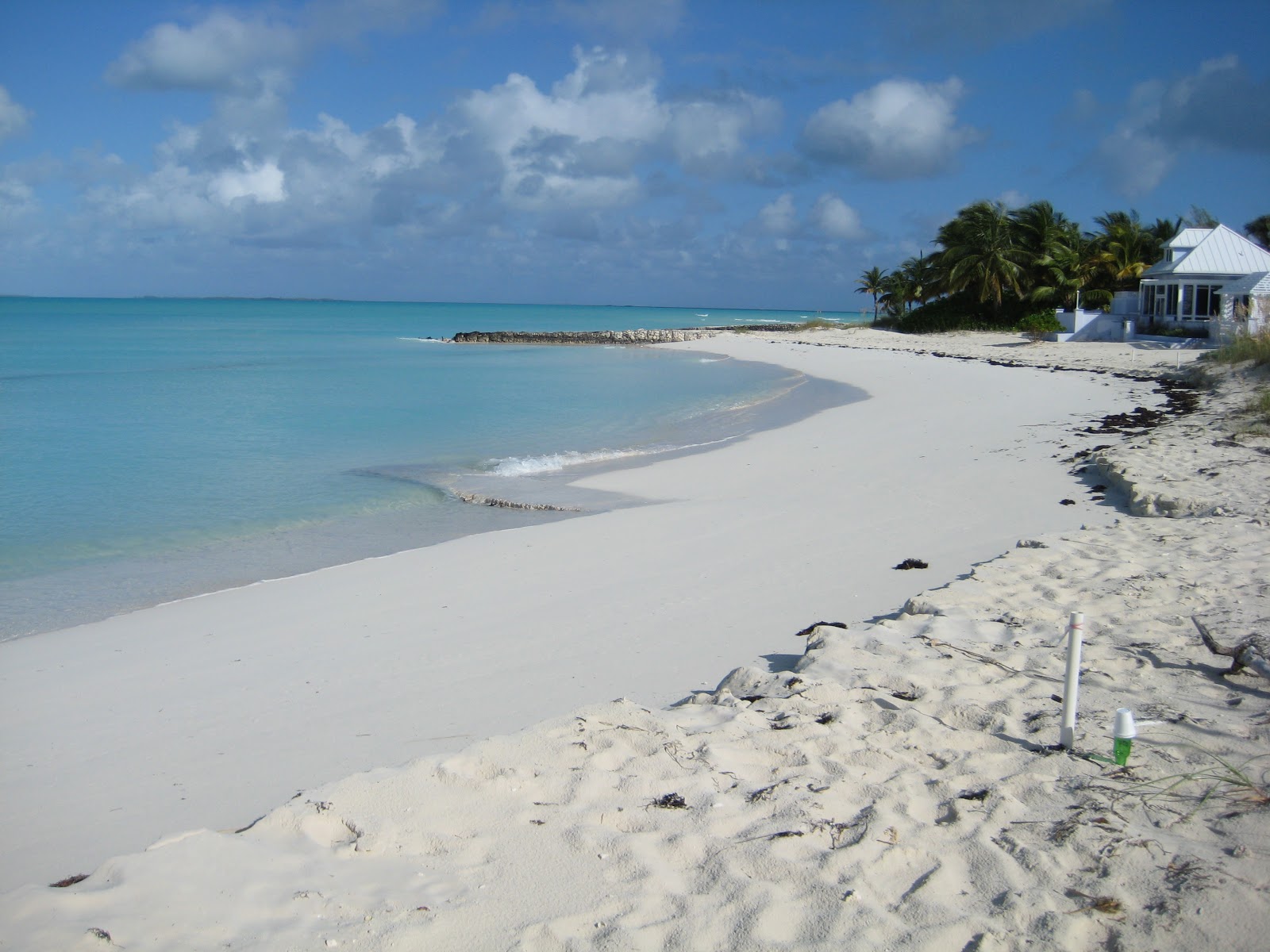 Foto van Leeward beach met helder fijn zand oppervlakte