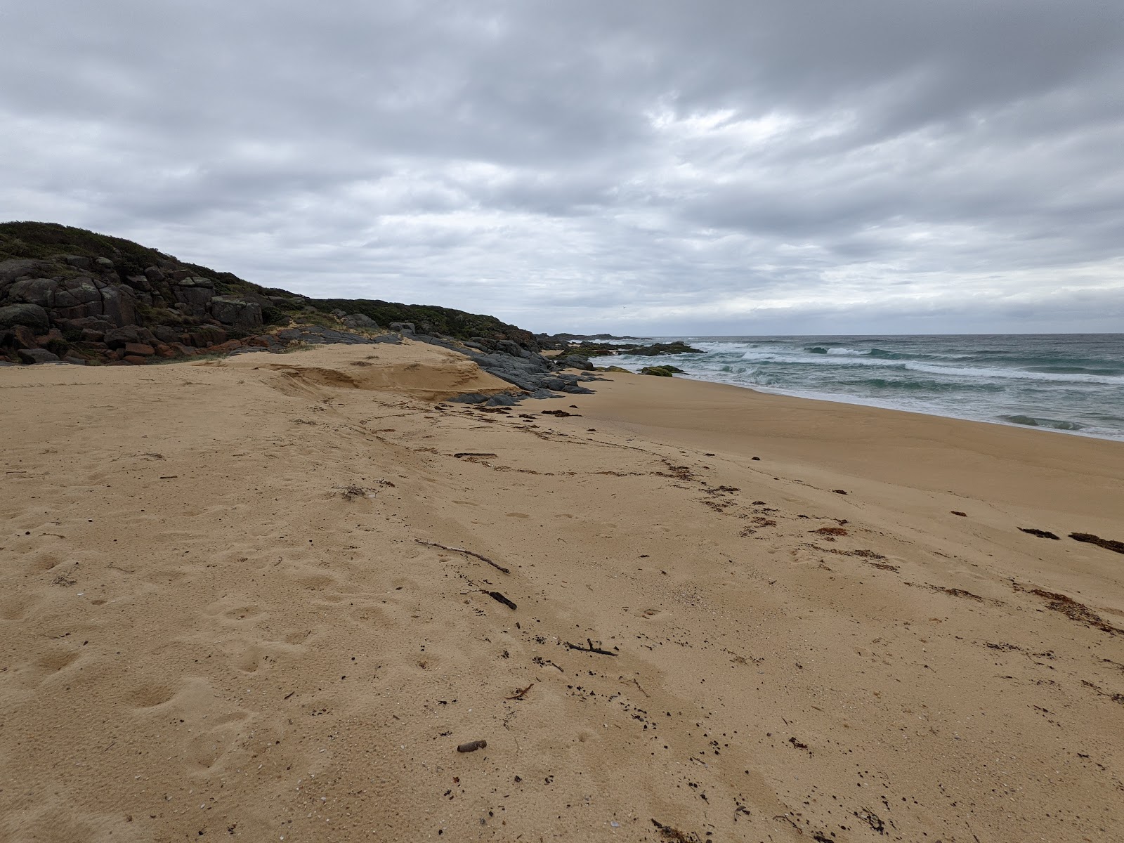 Foto van Coila Beach met helder zand oppervlakte