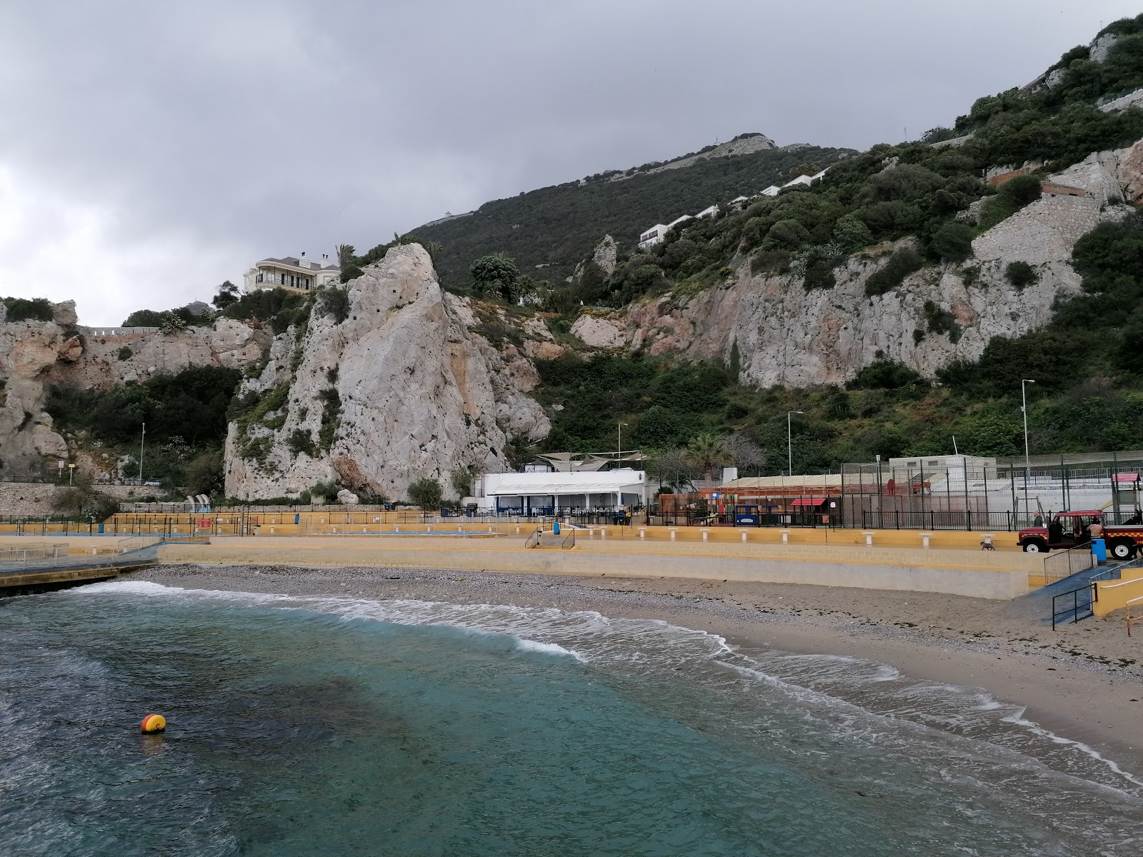 Camp Bay Beach, Gibraltar的照片 带有小型多湾