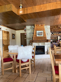 Atmosphère du Restaurant La Louche Percée à Saint-François-Longchamp - n°1
